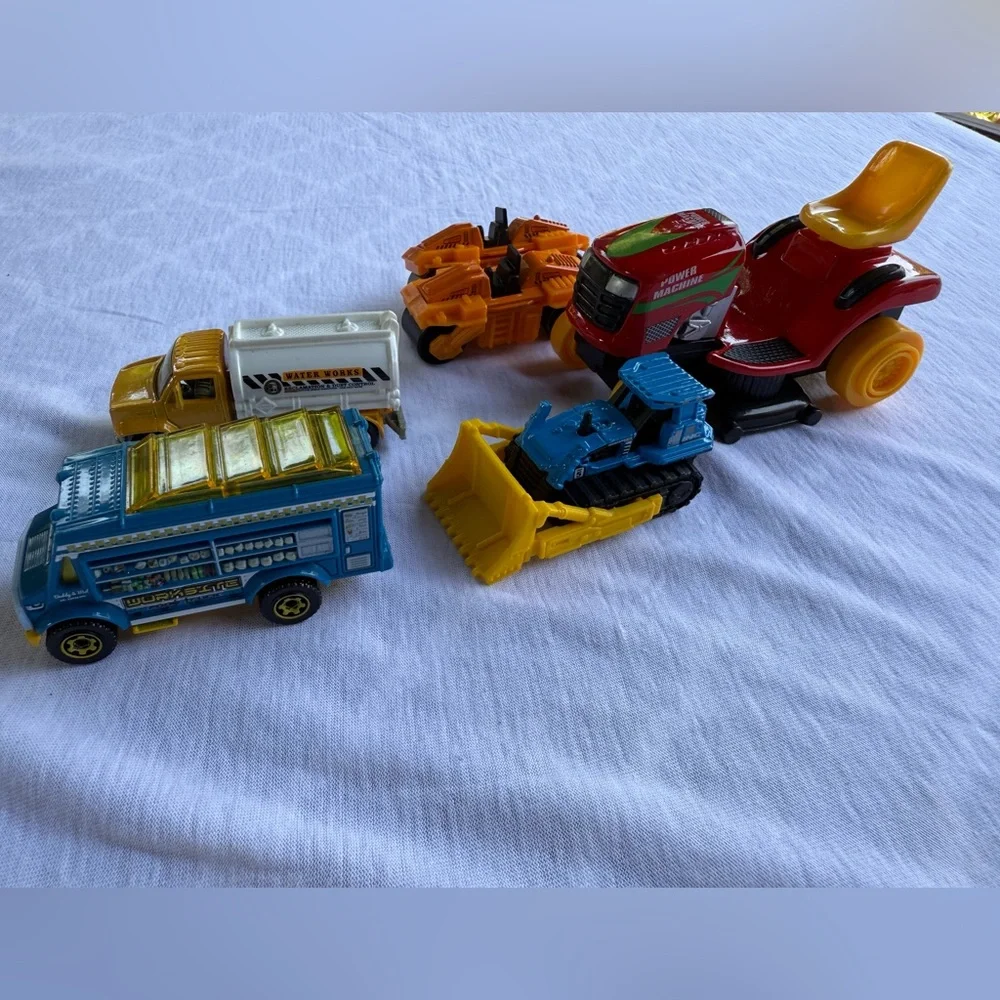 Construction assorted cars, trucks,vehicles toys